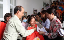 Trao 300 phần quà cho nữ công nhân vệ sinh môi trường tại TPHCM