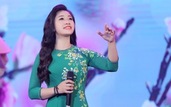 Sao Mai Bích Hồng diện áo dài hát nhạc xuân