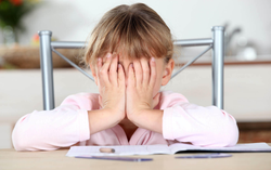 Bé gái 13 tuổi uống thuốc trừ sâu tự tử vì bị bạn chọc ghẹo trên lớp