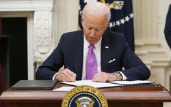 Tân Tổng thống Mỹ Joe Biden ký 10 sắc lệnh ngăn đại dịch Covid-19