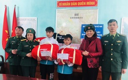 Trao học bổng và quà Tết cho con cán bộ, chiến sĩ đồn biên phòng nơi biên giới Hà Giang