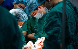 Loại bỏ khối u quái trên mặt cho cụ bà 74 tuổi
