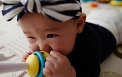 Trẻ hay ngậm đồ vật không phải là tật xấu, cha mẹ làm đúng cách con sẽ cực thông minh