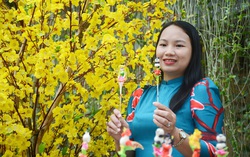 Phụ nữ Sài Gòn xúng xính váy áo chào Tết ở đường mai