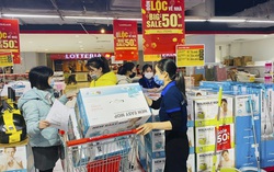Ngày cuối kỳ nghỉ Tết dương lịch, nhiều siêu thị khuyến mại 50% - 70% 