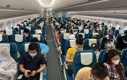 Trả lại 60 triệu đồng của khách bỏ quên trên máy bay