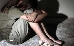 Bắt khẩn cấp nhân viên bán sách để điều tra hành vi hiếp dâm bé gái 7 tuổi