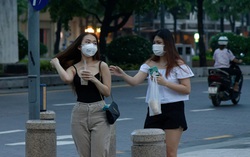 Buổi tối đầu tiên TPHCM nới lỏng giãn cách trên phố đi bộ Nguyễn Huệ
