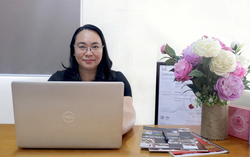 Nữ CEO bước lên máy bay khi tay chân, quần áo vẫn dính đầy chocolate