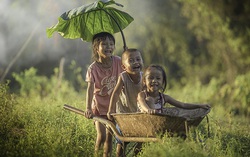 Dọn kho đồ cũ, ngồi cả buổi với ký ức hồi xưa