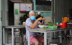 Người dân TPHCM thích thú lại được ngồi ăn sáng, uống cà phê tại chỗ 