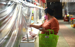 Mua hàng qua vách ngăn ở chợ Bến Thành