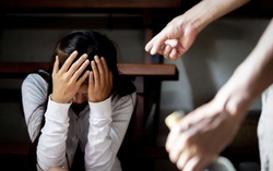 Bị chồng đánh, người vợ cần thực hiện những biện pháp pháp lý gì?
