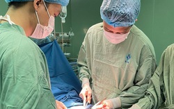 Đang trên tàu về quê, sản phụ trở dạ sinh con