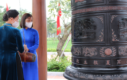 Đoàn đại biểu phụ nữ dâng hương, tri ân Chủ tịch Hồ Chí Minh và các anh hùng, liệt sĩ tại Quảng Bình