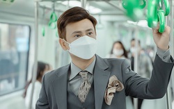 Ca sĩ Ưng Đại Vệ thích thú trải nghiệm tàu điện Hà Nội
