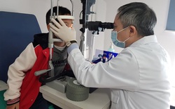 Chuyên gia nhãn khoa lưu ý phụ huynh khi cho con đi mua kính cận 