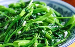 Chỉ cần thêm 20 giây, rau muống xào xanh mướt