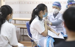 Hà Nội bắt đầu tiêm vaccine ngừa Covid-19 cho học sinh lớp 9: Phụ huynh vừa mừng vừa lo