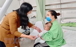 Lãnh đạo Hà Nội thăm, động viên gia đình 18 cháu bé bị tiêm nhầm vaccine ngừa Covid-19