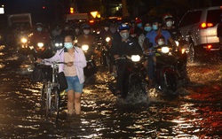TPHCM: Người dân vất vả lội nước về nhà khi triều cường dâng cao