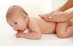 Bé sơ sinh sẽ thông minh vượt trội nếu mẹ thường xuyên chạm vào 3 vị trí này
