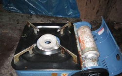Bị bỏng cả mặt do bình gas mini phát nổ khi ăn lẩu tại nhà
