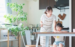 Thương con gái "mùa vất vả"