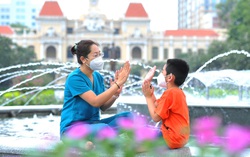 Câu chuyện cuộc sống ấm áp qua 160 bức ảnh đầy tình người của Nguyễn Á