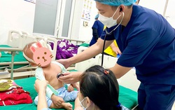 Bé 16 tháng tuổi bị khối bê tông đè lên người