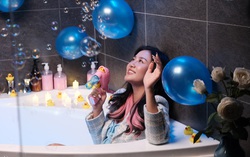 Văn Mai Hương an ủi cô nàng độc thân mùa Giáng sinh