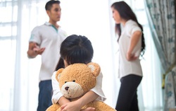 Từ vụ bé gái 8 tuổi bị bạo hành tử vong: Đừng để trẻ “cô đơn” trong chính nhà mình