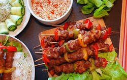 Nhờ chiêu ướp gia vị này, món thịt xiên nướng trở nên thơm nức 