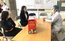 Hội LHPN Hải Phòng thăm hỏi, tặng quà gia đình y, bác sĩ thực hiện cách ly tại Bệnh viện Trẻ em