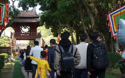 Cả ngàn người đội nắng, xếp hàng đến Văn Miếu - Quốc Tử Giám trong ngày Tết Thầy