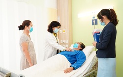 Người đàn ông ngỡ ngàng khi biết mình bị mắc bệnh giống cháu nội