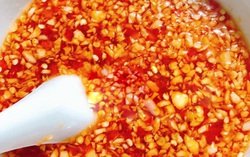 Bí quyết pha nước chấm chua ngọt, tỏi ớt luôn nổi