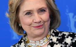 Bà Hillary Clinton rẽ hướng sang viết tiểu thuyết thần bí