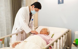 Đại phẫu cứu sống cụ bà 85 tuổi nhiễm trùng nang gan, sỏi túi mật