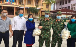 Phụ nữ Kinh Môn trao tặng nhiều phần quà ý nghĩa động viên phụ nữ, trẻ em trong khu cách ly