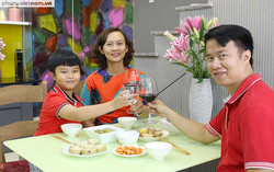 Tết vui của những bà mẹ công sở: Cầu kỳ chọn hoa chưng trong nhà