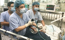 Bé 2 tuổi nguy kịch vì sặc hạt điều