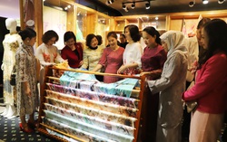 Nữ Đại sứ, phu nhân Đại sứ các nước tại Việt Nam cùng khám phá không gian lụa