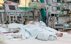 Bé 13 tháng tuổi nguy kịch vì uống nhầm dầu thắp đèn