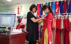 Cô cử nhân Luật bén duyên với tà áo dài truyền thống