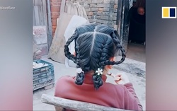 Cụ bà 88 tuổi tết hơn 140 kiểu tóc độc đáo cho chắt gái