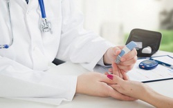 Công nghệ giúp người tiểu đường biết đường máu mà không cần lấy máu ngón tay
