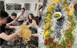 Hồ Quang Hiếu "chơi lớn" làm bánh tráng trộn siêu to khổng lồ, kín cả bàn ăn dài