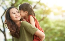 Những quy tắc bảo vệ con gái khi mẹ tái hôn