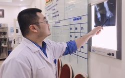 Cho tay vào máy xay hoa quả, bé gái 2 tuổi bị nát bàn tay